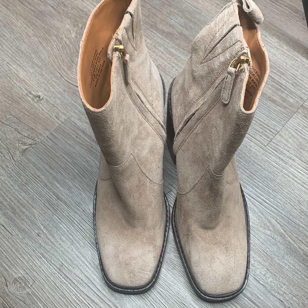 Tory Burch Heeled Ankle Boot in Avola Size 8 1/2M Soft Suede almond toe